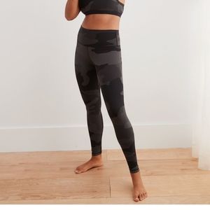Aerie Play Textured Black Camo High Waisted Leggings, Size L (Regular)